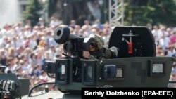 Un soldat ucrainean cu sistemul anti-tanc Javelinl o parada militară la Kiev. 24 august 2018
