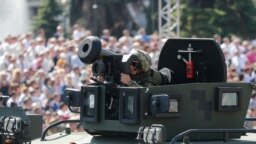 Український солдат їде з протитанковою ракетою «Джавелін» на репетиції військового параду в центрі Києва, 24 серпня 2018 року