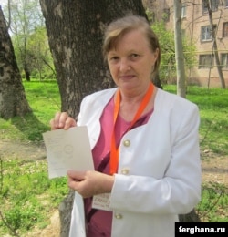 Rights activist Yelena Urlaeva with the letter she wrote to Uzbekistan's interior minister.