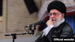 یک نماینده مجلس می‌گوید علی خامنه‌ای «یادداشتی» برای رئیس مجلس فرستاد و خواستار عدم مداخله مجلس در افزایش بنزین شد.