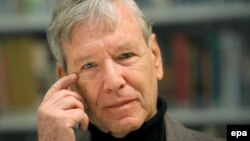 Amos Oz