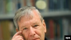 Amos Oz