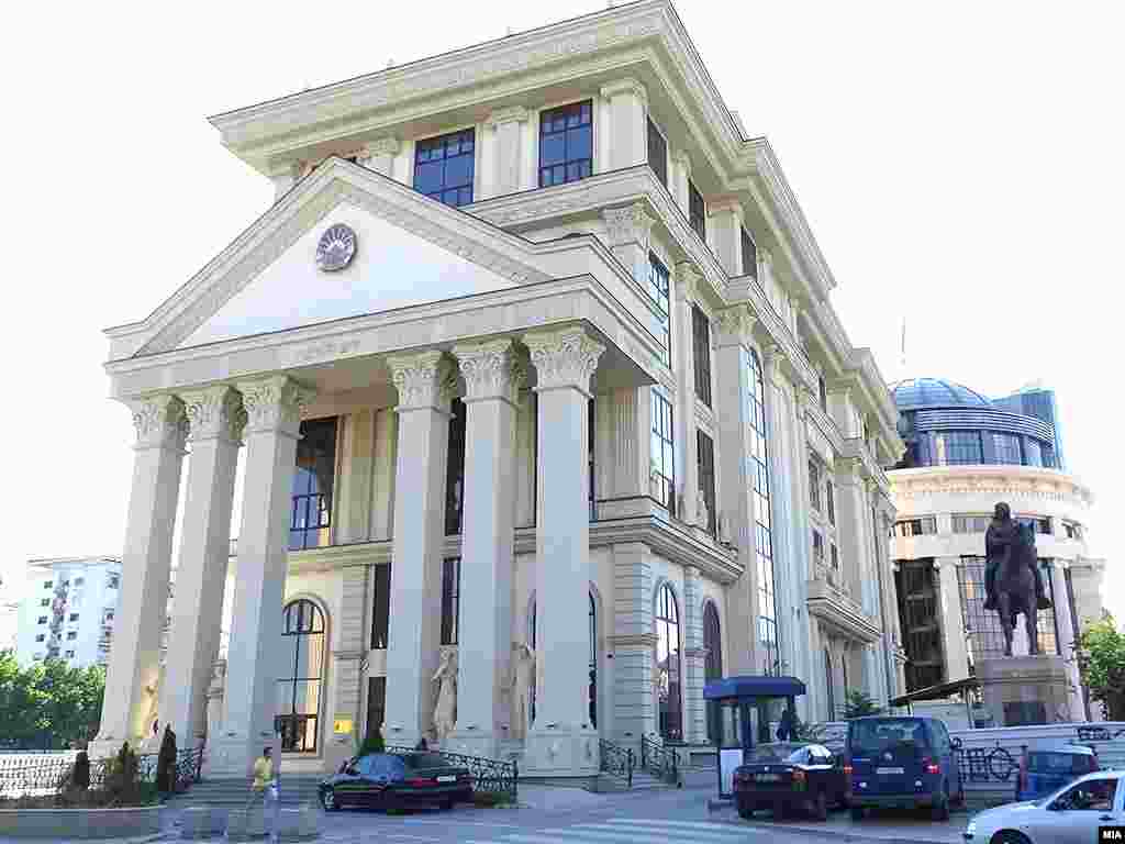 МАКЕДОНИЈА - Министерството за надворешни работи (МНР) потврди дека еден вработен во Министерството, кој во моментов е упатен во нашата Мисија во ОБСЕ во Виена, е притворен во Србија на 27 август 2021, за што Министерството за надворешни работи на Србија официјално ја известило македонската Амбасада во Белград.