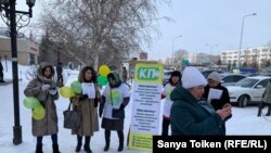 Активисты незарегистрированного движения «Көше партиясы» раздают листовки. Нур-Султан, 18 февраля 2020 года.