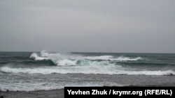 Штормящее море в Крыму, архивное иллюстрационное фото