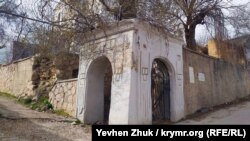 Старая резьба по камню под современной штукатуркой