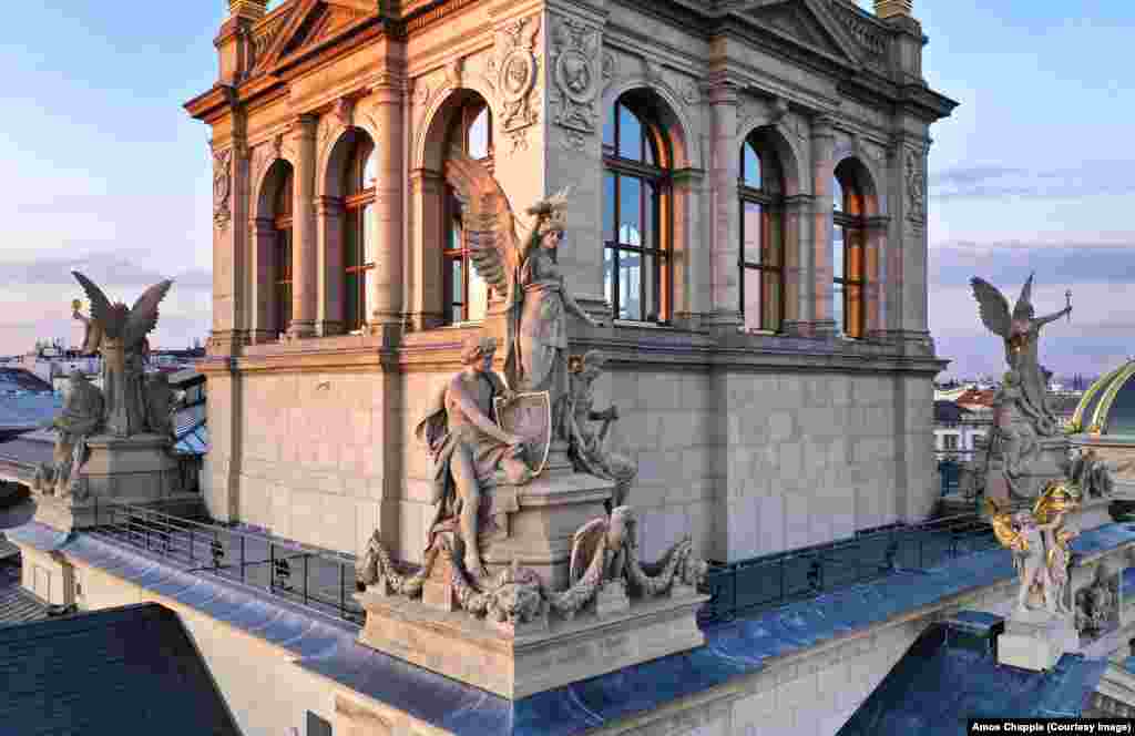 Фігури ангелів на даху будівлі Національного музею. Автор Богуслав Шнірх