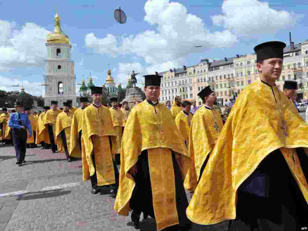 Ukraine -- Priests of Ukrainian autonomous Orthodox Church of Kiev's patriarchy march during a religious procession to mark St. Volodymyr day and against the visit of Russian Orthodox Patriarch, Kyiv, 28Jul2009 - UKRAINE, Kiev : Priests of Ukraine's autonomous Orthodox Church of Kiev's patriarchy walk on July 28, 2009 with some 5,000 followers during a religious procession to mark St. Volodymyr day in the center of Kiev and against the 10-day visit to Ukraine of Russian Orthodox Patriarch