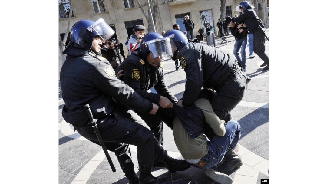 Bakı polisi müxalifətin aksiyasını dağıdır, 10 dekabr 2012