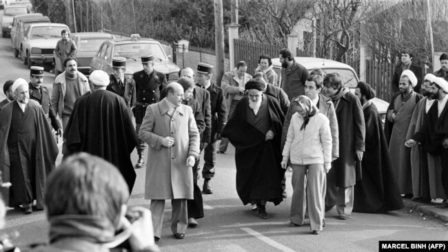 خمینی در زمان اقامتش در نوفل لوشاتو