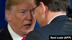 Donald Trump baş prokurorun müavini Rod Rosenstein-lə söhbət edir (Foto arxivdəndir) 