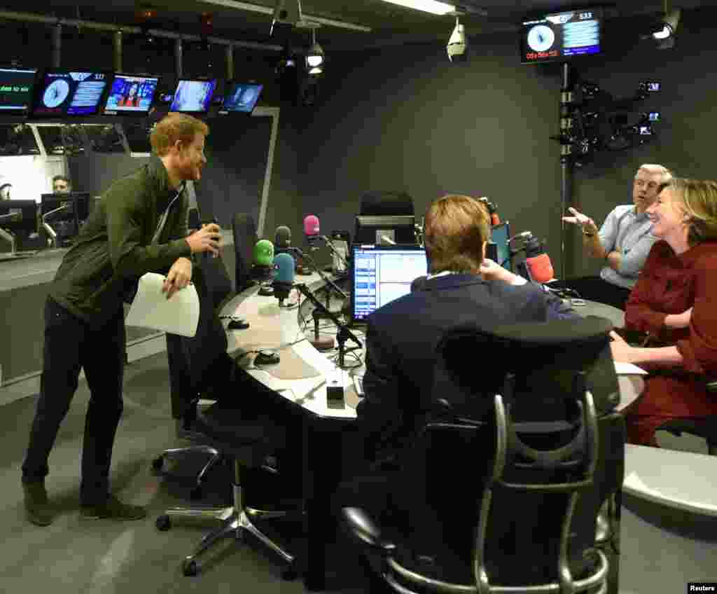 ВЕЛИКА БРИТАНИЈА - Британскиот принц Хари разговара со презентерите на Би-Би-Си Радио 4, по неговото гостување на нивната програма. Според британските медиуми, Хари, заедно со неговата вереница, во моментов се најпопуларните медиски личности во Европа.