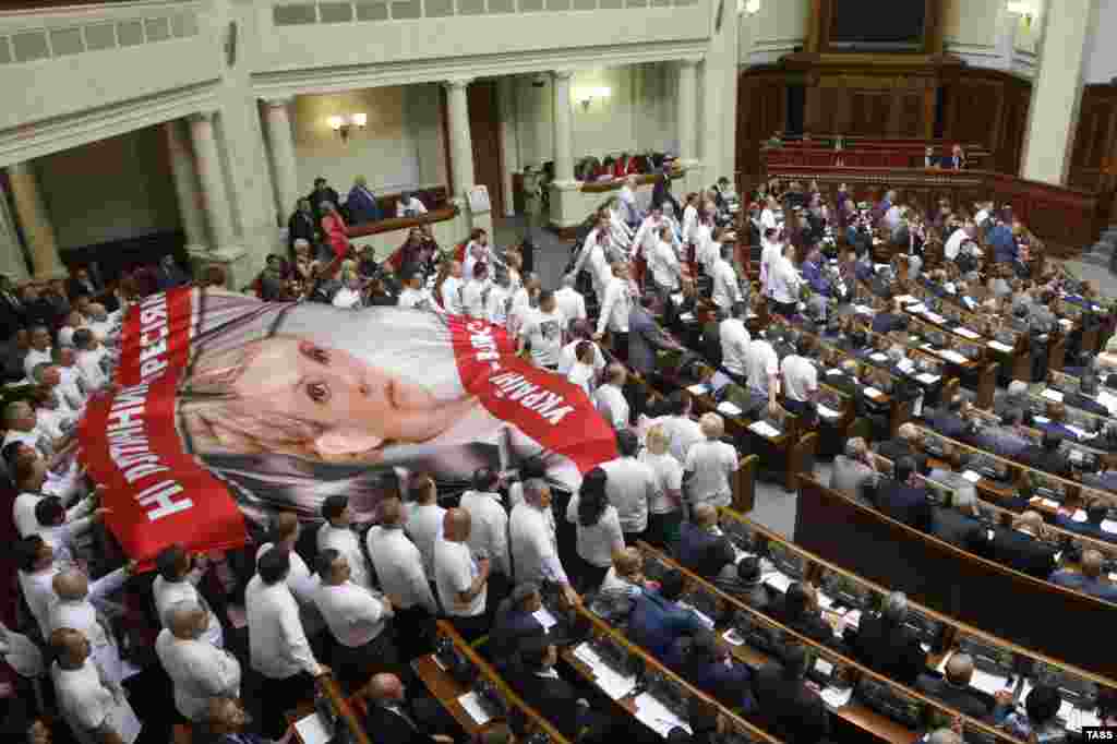 Opposition lawmakers in Ukraine's Verkhovna Rada unfurl a banner during a demonstration in support of Tymoshenko in May 2013.