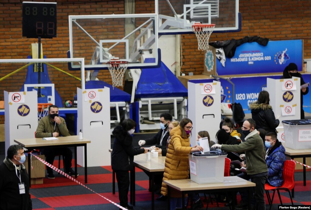 Procesi i votimit zhvillohet nën masa pandemie, me maska dhe duke mbajtur distancën sociale