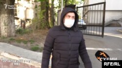 Спіробітник, який перевіряв температуру всіх візитерів МВС, не ставце робити з Котвіцьким