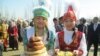Нооруз (Улустун Улуу күнү) бир катар чыгыш элдеринде кеңири майрамдалды. Кара-Суу кыштагы, Кыргызстан.