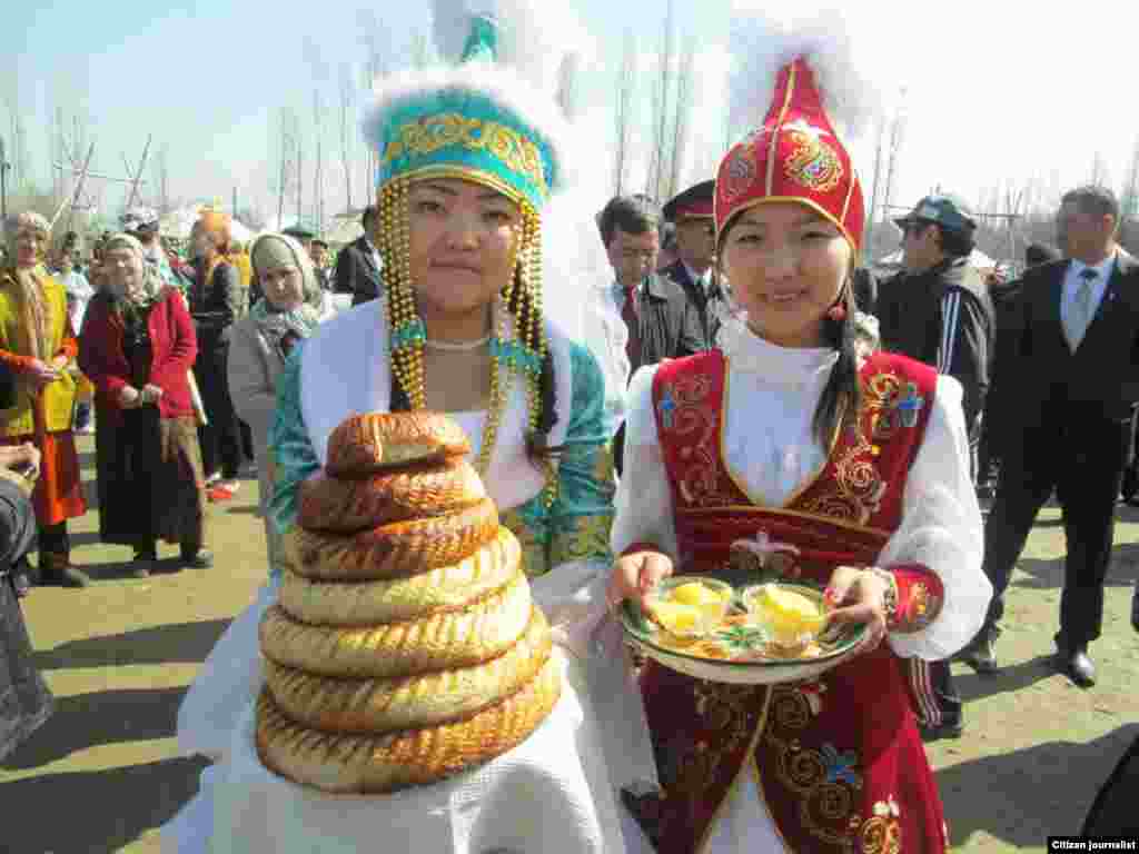 Нооруз (Улустун Улуу күнү) бир катар чыгыш элдеринде кеңири майрамдалды. Кара-Суу кыштагы, Кыргызстан.