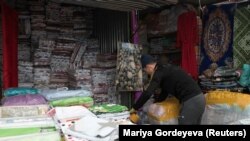 Almaty bazaryna çykarylan türkmen önümleri.