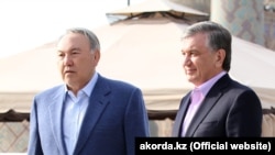 Kazakh President Nursultan Nazarbaev (left) with his Uzbek counterpart Shavkat Mirziyoev in the ancient city of Samarkand on March 21. 