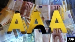 Despite the downgrade in the outlook, Moody's maintained the EU's AAA credit rating.