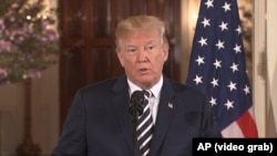 رئیس‌جمهوری آمریکا می‌گوید: برجام پس از هفت سال منقضی می‌شود و ایران می‌تواند برود و سلاح اتمی بسازد.