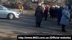 Жители Макеевки перегородили дорогу с требованием выдать талоны на бесплатную еду