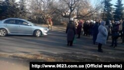 Жители Макеевки перегородили дорогу с требованием выдать талоны на бесплатную еду