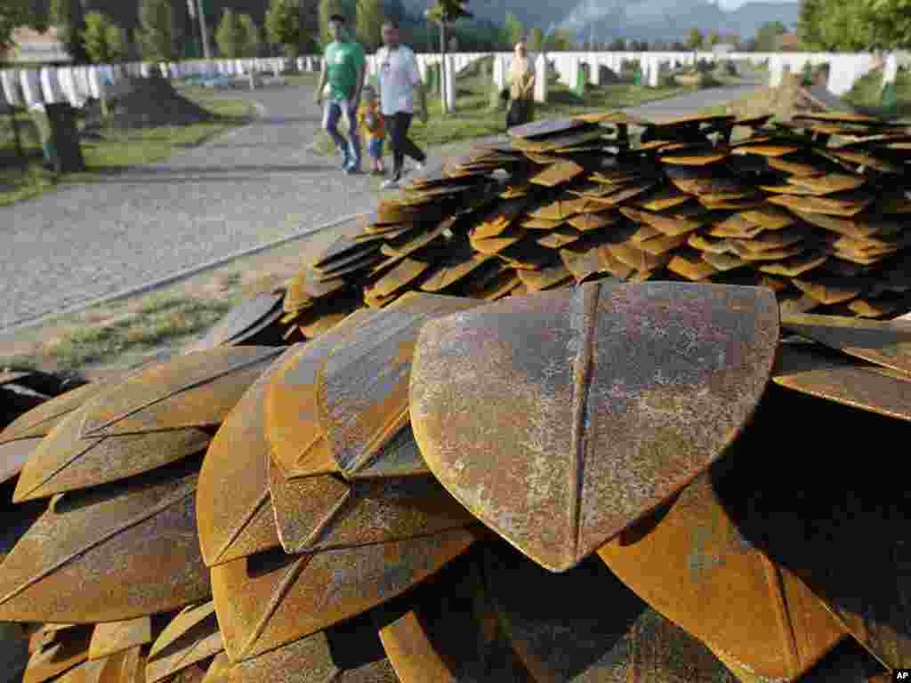 Srebrenica yaxınlığındakı memorialda Balkan müharibəsi zamanı qətlə yetirilən daha 600 qurbanın dəfn mərasiminə hazırlıq gedir. İyulun 11-də keçirirləcək mərasim üçün kürəklər. Foto: Amel Emric - AP