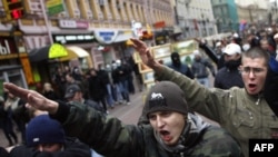 Ультранационалистические активисты во время митинга в центре Москвы. 4 ноября 2008 года.