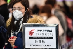 Пассажир китайской авиалинии в ожидании посадки в аэропорту Фьюмичино, Рим, 31 января 2020 года