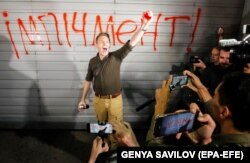 Під час акції протесту біля резиденції президента Володимира Зеленського в Конча-Заспі з вимогою його відставки після того, як українська сторона у Тристоронній контактній групі погодилася на спільну інспекцію з бойовиками в районі Шумів на Донбасі. Київ, 10 вересня 2020 року