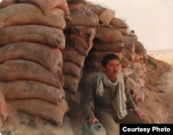 Иран-Ирак соғысына қатысушы Сейд Хажи Женахи жертөле алдында отыр. Сурет жеке мұрағаттан алынған.