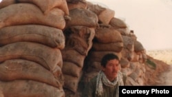Участник ирано-иракской войны Сейд Хажи Женахи сидит перед землянкой. Фото из семейного альбома.