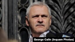  Roșia Today - Dragnea a spus că va „anunța ceva”, exact ca în filmul lui Mircea Daneliuc, Patul Conjugal, în care apare pancarda cu înscrisul devenit celebru: „Români, vi se pregătește ceva”.