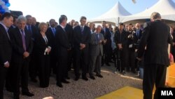 Премиерот Никола Груевски, лидерот на ДУИ Али Ахмети и градоначалникот на Тетово Теута Арифи присустуваа на поставувањето камен-темелник на Технолошко индустриска развуојна зона Тетово.