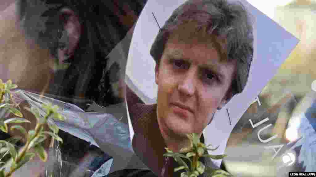 O imagine a fostului agent de securitate rus Aleksandr Litvinenko, fixată în flori, în afara spitalului University College din centrul Londrei, 23 noiembrie 2007.&nbsp; Litvinenko, în vârstă de 43 de ani, s-a îmbolnăvit la 1 noiembrie 2006, după ce a băut un ceai&nbsp; otrăvit cu Polonium-210, un izotop rar, extrem de radioactiv.&nbsp;
