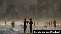 ساکنان ریودوژانیرو به رغم شیوع وسیع کرونا در برزیل از ساحل ایپانِما لذت می‌برند.