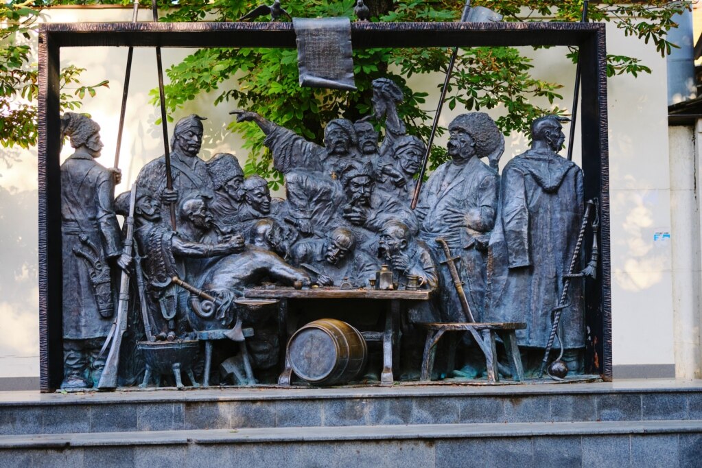 Кубань. Скульптурна композиція в місті Краснодарі за мотивами картини художника Іллі Рєпіна (Ріпина) «Запорожці», яка включає в себе 15 бронзових українських козаків