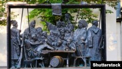 Краснодар, скульптурная композиция по мотивам картины Ильи Репина "Запорожцы"