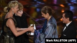 Вручение награды Американской киноакадемии американке иранского происхождения, инженеру Ануше Ансари (вторая справа), представляющей иранского кинорежиссера Асгара Фархади, чья кинокартина «Коммивояжёр» стала обладателем премии «Оскар» в номинации «Лучший фильм на иностранном языке».