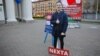 Фігура блогера Nexta перад сустрэчай кандыдатаў у дэпутаты, Менск, 8 лістапада 2019 году
