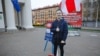 Изображение блогера NEXTA (Степана Путило) в центре Минска перед встречей с кандидатами в депутаты парламента, ноябрь 2019 года