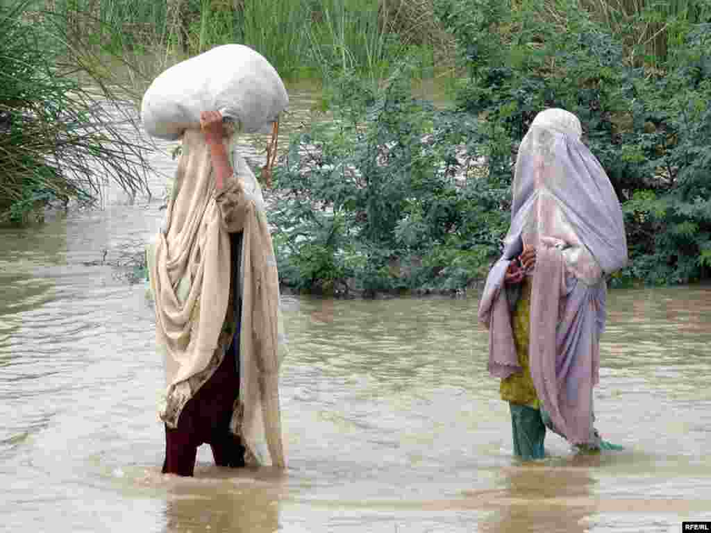 As Pakistani Floods Rage, Aid Is Slow To Come #24