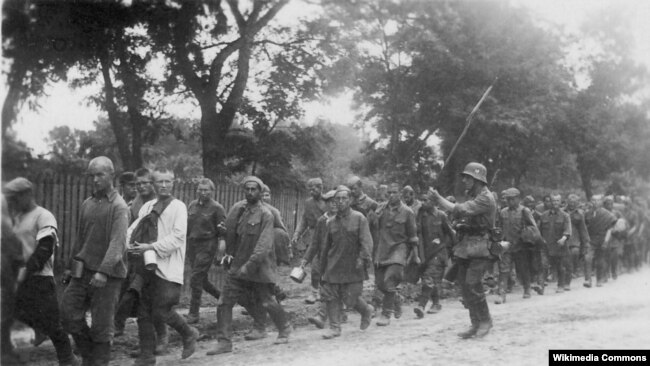 Колонна советских военнопленных. Лето 1941 года