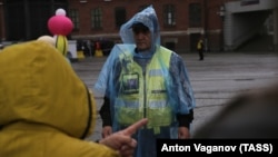 Эвакуация посетителей одного из торговых центров в Санкт-Петербурге (архивное фото) 