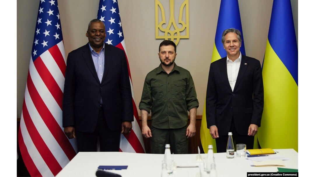 Președintele Ucrainei, Volodimir Zelenski, alături de ministrul american al Apărării, Lloyd Austin (stânga) și de cel de Externe, secretarul de stat, Anthony Blinken, la Kiev, pe 24 aprilie 2022. Fiind Duminica Paștelui Ortodox, Zelenski a spus înaintea întâlnirii că s-ar cuveni ca oaspeții să vină cu vreo prăjitură și cadouri, dar că preferă armanentul greu și muniția.