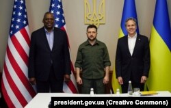 Președintele Ucrainei, Volodimir Zelenski, alături de ministrul american al Apărării, Lloyd Austin (stânga) și de cel de Externe, secretarul de stat, Anthony Blinken, la Kiev, pe 24 aprilie 2022. Fiind Duminica Paștelui Ortodox, Zelenski a spus înaintea întâlnirii că s-ar cuveni ca oaspeții să vină cu vreo prăjitură și cadouri, dar că preferă armanentul greu și muniția.