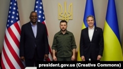 Претседателот на Украина Володимир Зеленски (во средината) за време на состанокот со американскиот секретар за одбрана Лојд Остин (лево) и американскиот државен секретар Ентони Блинкен (десно). Киев, 24 април 2022 година