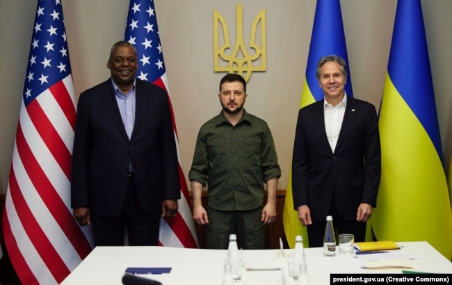 Президент України Володимир Зеленський (посередині) під час зустрічі з міністром оборони США Ллойдом Остіном (ліворуч) і держсекретарем США Ентоні Блінкеном (праворуч). Київ, 24 квітня 2022 року