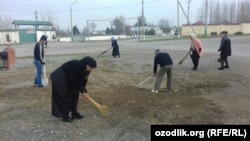 Андижанские учителя занимаются уборкой территории к приезду президента Шавката Мирзияева.